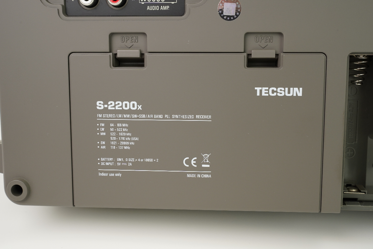 Любительский радиоприемник Tecsun S-2200x задняя крышка над батарейками типоразмера D